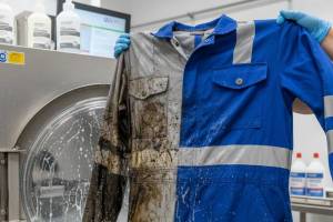 Como limpiar vestuario contaminado con aceites industriales sin dañar sus propiedades: Guía práctica